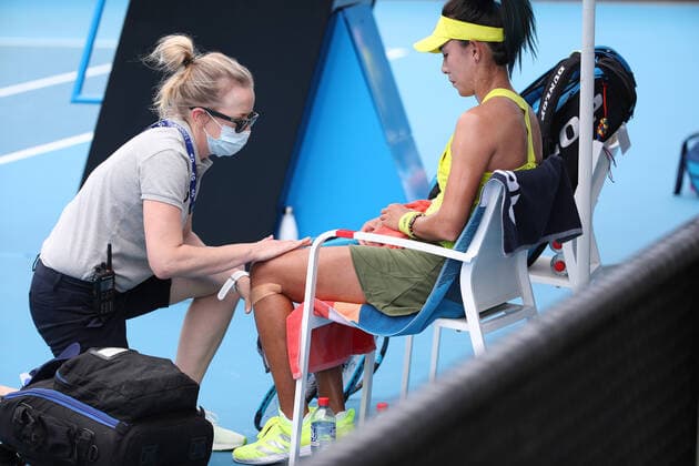 (210208) -- MELBOURNE, Feb. 8, 2021 -- Wang Qiang (R) receives treatments during the women s singles first round match between Wang Qiang of China and Sara Errani of Italy at the Australian Open in Melbourne Park, Melbourne, Australia on Feb. 8, 2021. Bai Xuefei) (SP)AUSTRALIA-MELBOURNE-TENIS-AUSTRALIAN OPEN BaixXuefeihujingchen 
