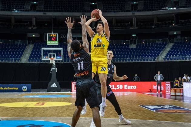 Basketball Berlin 07 02 2021 Season 2020 2021 BBL 1 Bundesliga easyCredit BBL Alba Berlin NINERS Chemnitz Simone Fontecchio Alba Berlin, No 20 Isiaha Mike Chemnitz, No 11 Jonas Richter Chemnitz, No 07