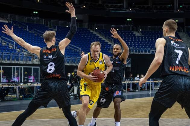 Basketball Berlin 07 02 2021 Season 2020 2021 BBL 1 Bundesliga easyCredit BBL Alba Berlin NINERS Chemnitz Luke Sikma Alba Berlin, No 43 Virgil Matthews Chemnitz, No 04 Jan Niklas Wimberg Chemnitz, No 08 Jonas Richter Chemnitz, No 07