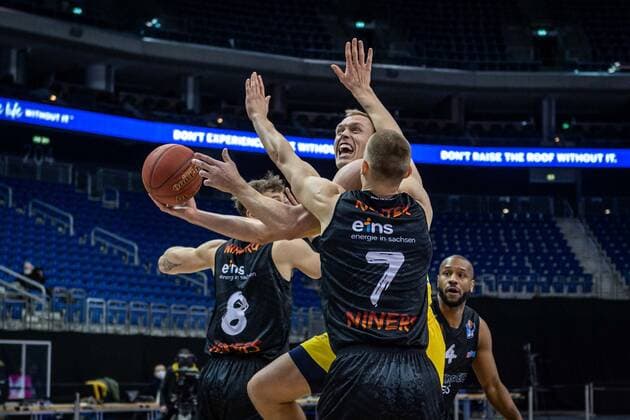 Basketball Berlin 07 02 2021 Season 2020 2021 BBL 1 Bundesliga easyCredit BBL Alba Berlin NINERS Chemnitz Luke Sikma Alba Berlin, No 43 Virgil Matthews Chemnitz, No 04 Jan Niklas Wimberg Chemnitz, No 08 Jonas Richter Chemnitz, No 07