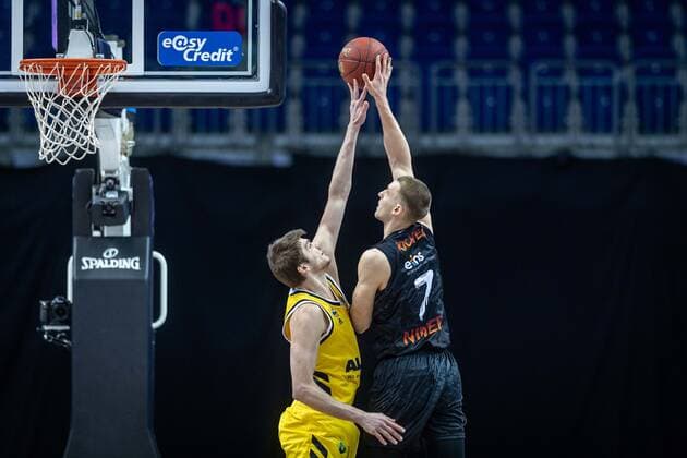 Basketball Berlin 07 02 2021 Season 2020 2021 BBL 1 Bundesliga easyCredit BBL Alba Berlin NINERS Chemnitz Jonas Richter Chemnitz, No 07 Ben Lammers Alba Berlin, No 50