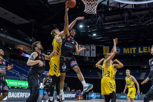 Basketball Berlin 07 02 2021 Season 2020 2021 BBL 1 Bundesliga easyCredit BBL Alba Berlin NINERS Chemnitz Terrell Harris Chemnitz, No 02 Ben Lammers Alba Berlin, No 50