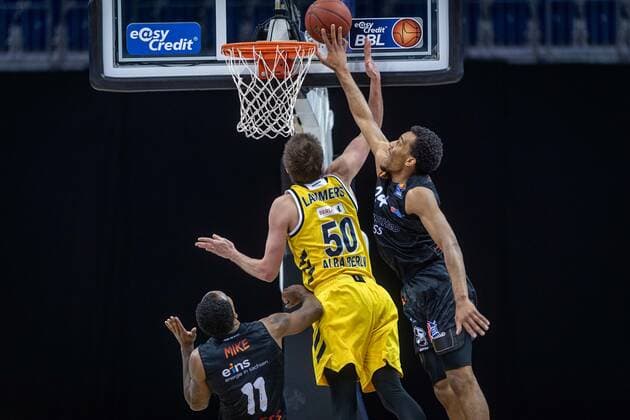 Basketball Berlin 07 02 2021 Season 2020 2021 BBL 1 Bundesliga easyCredit BBL Alba Berlin NINERS Chemnitz George King Chemnitz, No 24 Ben Lammers Alba Berlin, No 50 Isiaha Mike Chemnitz, No 11