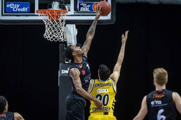 Basketball Berlin 07 02 2021 Season 2020 2021 BBL 1 Bundesliga easyCredit BBL Alba Berlin NINERS Chemnitz Isiaha Mike Chemnitz, No 11 Simone Fontecchio Alba Berlin, No 20