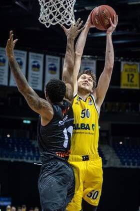 Basketball Berlin 07 02 2021 Season 2020 2021 BBL 1 Bundesliga easyCredit BBL Alba Berlin NINERS Chemnitz Ben Lammers Alba Berlin, No 50 Isiaha Mike Chemnitz, No 11