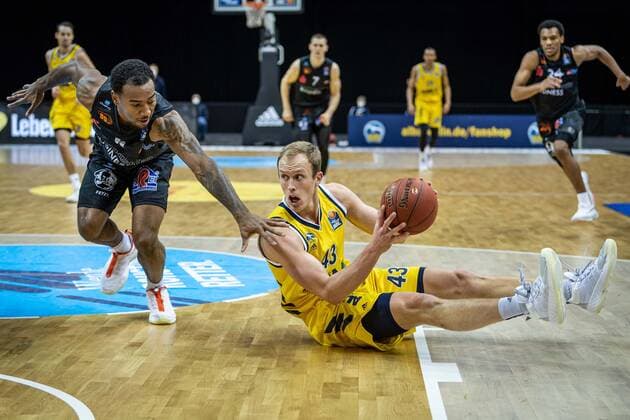 Basketball Berlin 07 02 2021 Season 2020 2021 BBL 1 Bundesliga easyCredit BBL Alba Berlin NINERS Chemnitz Luke Sikma Alba Berlin, No 43 George King Chemnitz, No 24