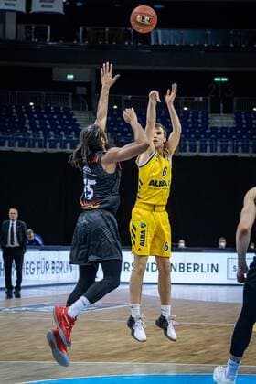 Basketball Berlin 07 02 2021 Season 2020 2021 BBL 1 Bundesliga easyCredit BBL Alba Berlin NINERS Chemnitz Malte Delow Alba Berlin Marcus Thornton Chemnitz, No 15