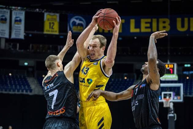 Basketball Berlin 07 02 2021 Season 2020 2021 BBL 1 Bundesliga easyCredit BBL Alba Berlin NINERS Chemnitz Luke Sikma Alba Berlin, No 43 Jonas Richter Chemnitz, No 07 Isiaha Mike Chemnitz, No 11