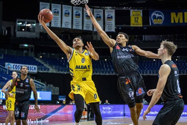 Basketball Berlin 07 02 2021 Season 2020 2021 BBL 1 Bundesliga easyCredit BBL Alba Berlin NINERS Chemnitz Maodo Lo Alba Berlin, No 00 George King Chemnitz, No 24