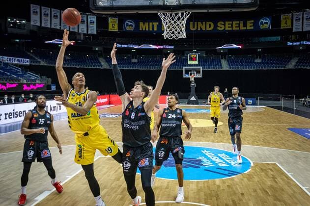 Basketball Berlin 07 02 2021 Season 2020 2021 BBL 1 Bundesliga easyCredit BBL Alba Berlin NINERS Chemnitz Louis Olinde Alba Berlin, No 19 Jan Niklas Wimberg Chemnitz, No 08