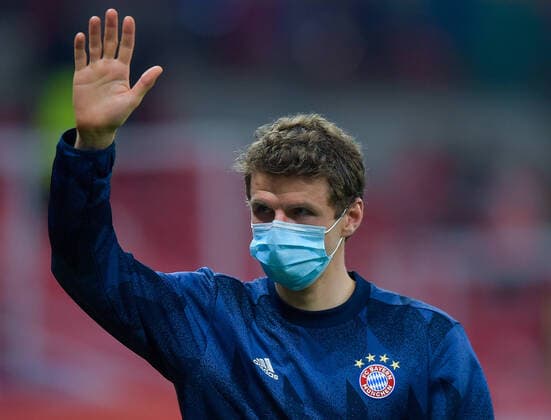 (210209) -- DOHA, Feb. 9, 2021 -- Thomas Mueller of Bayern Munich greets the spectators after the FIFA Club World Cup semi-final football match between Egypt s Al Ahly and Germany s Bayern Munich at Ahmad Bin Ali Stadium in Doha, capital of Qatar, Feb. 8, 2021. (Photo by Nikku Xinhua) (SP)QATAR-DOHA-FIFA CLUB WORLD CUP-BAYERN MUNICH VS AL AHLY yangyuanyong 