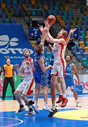 09 02 2021, xovx, basketball, BBL, Fraport Skyliners Frankfurt Brose Bamberg v l David Kravish Brose Bamberg , Joe Rahon Fraport Skyliners Frankfurt , Christian Sengfelder Brose Bamberg , Quantez Robertson Fraport Skyliners Frankfurt emspor Frankfurt