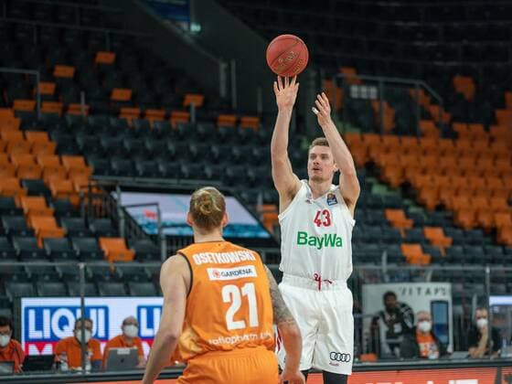 Leon Radosevic FC Bayern, 43 , Dylan Osetkowski Ratiopharm Ulm 21 , ratiopharm Ulm vs FC Bayern Basketball, Basketball, Bundesliga, easycredit, 17 Spieltag, Saison 2020 2021, 09 02 2021, ratiopharm Ulm vs FC Bayern Basketball, Basketball, Bundesliga, easycredit, 17 Spieltag, Saison 2020 2021, 09 02 2021 Neu Ulm Copyright: xEIBNER SaschaxWaltherx EP_EER