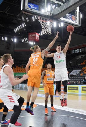 09 02 2021, xemx, Basketball BBL, rathiopharm Ulm Bayern Muenchen emspor, v l Dylan Osetkowski ratiopharm Ulm and Nihad Dedovic FC Bayern Basketball with basket Ulm