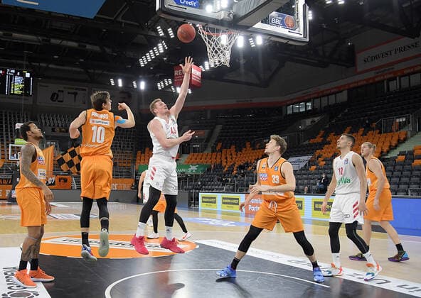 09 02 2021, xemx, Basketball BBL, rathiopharm Ulm Bayern Muenchen emspor, v l Christoph Philipps ratiopharm Ulm , Leon Radosevic FC Bayern Basketball and Patrick Heckmann ratiopharm Ulm duel, duel, fight, tackle Ulm