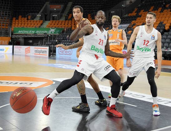 09 02 2021, xemx, Basketball BBL, rathiopharm Ulm Bayern Muenchen emspor, v l James Gist FC Bayern Basketball ,Isaiah Wilkins ratiopharm Ulm and Diego Flaccadori FC Bayern Basketball Ulm.