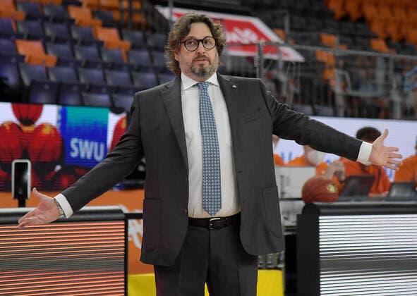 09 02 2021, xemx, Basketball BBL, rathiopharm Ulm Bayern Muenchen emspor, v l Head Coach Andrea Trinchieri FC Bayern Basketball gives instructions, gestures with arms, gesticulate, gives instructions Ulm