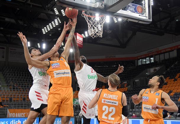 09 02 2021, xemx, Basketball BBL, rathiopharm Ulm Bayern Muenchen emspor, v l Wade Baldwin FC Bayern Basketball , Isaiah Wilkins ratiopharm Ulm , James Gist FC Bayern Basketball , Thomas Klepeisz ratiopharm Ulm , Demitrius Conger ratiopharm Ulm duel, duel, fight, tackle Ulm