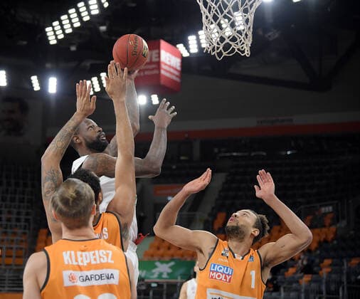 09 02 2021, xemx, Basketball BBL, rathiopharm Ulm Bayern Muenchen emspor, v l James Gist FC Bayern Basketball and Demitrius Conger ratiopharm Ulm duel, duel, fight, tackle Ulm
