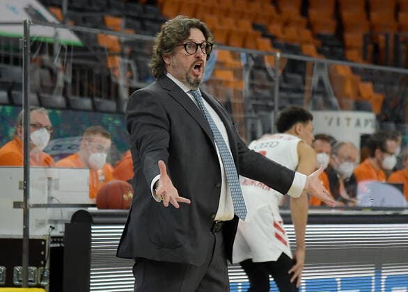 09 02 2021, xemx, Basketball BBL, rathiopharm Ulm Bayern Muenchen emspor, v l Head Coach Andrea Trinchieri FC Bayern Basketball gives instructions, gestures with arms, gesticulate, gives instructions Ulm