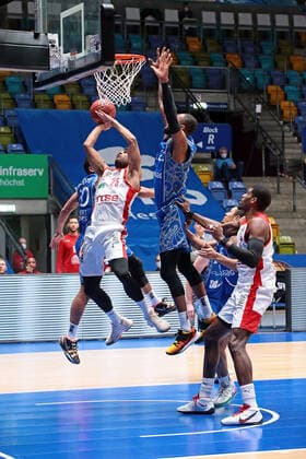 09 02 2021, xovx, basketball, BBL, Fraport Skyliners Frankfurt Brose Bamberg v l Rasheed Moore Fraport Skyliners Frankfurt , Kenneth Ogbe Brose Bamberg , Kamari Murphy Fraport Skyliners Frankfurt , Jon Axel Gudmundsson Fraport Skyliners Frankfurt , Devon Hall Brose Bamberg emspor Frankfurt