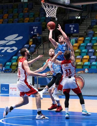 09 02 2021, xovx, basketball, BBL, Fraport Skyliners Frankfurt Brose Bamberg v l David Kravish Brose Bamberg , Christian Sengfelder Brose Bamberg , Jon Axel Gudmundsson Fraport Skyliners Frankfurt , Bennet Hundt Brose Bamberg emspor Frankfurt