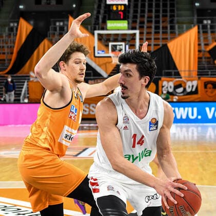 GER, BBL, ratiopharm ulm vs FC Bayern München Muenchen 09 02 2021, ratiopharm arena, Neu Ulm, GER, BBL, ratiopharm ulm vs FC Bayern München Muenchen, pictured Patrick Heckmann Ulm, 33 , Nihad Djedovic Bayern, 14 nordphoto.GmbHx xHafner nph00200