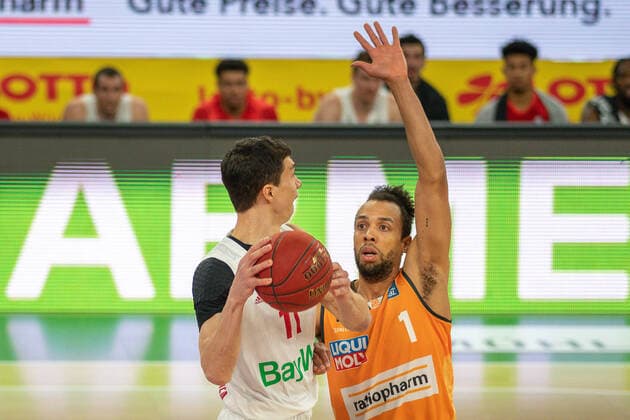 Vladimir Lucic FC Bayern, 11 , Demitrius Conger Ratiopharm Ulm 01 , ratiopharm Ulm vs FC Bayern Basketball, Basketball, Bundesliga, easycredit, 17 Matchday, Season 2020 2021, 09 02 2021, ratiopharm Ulm vs FC Bayern Basketball, Basketball, Bundesliga, easycredit, 17 Matchday, Season 2020 2021, 09 02 2021 Neu Ulm Copyright: xEIBNER SaschaxWaltherx EP_EER