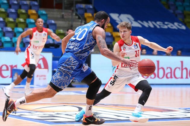Basketball Bundesliga,Fraport Skyliners Brose Bamberg,2021 02 09,GER, im Moore Rasheed, Fraport Skyliners, 20 ,Hundt Bennet, Brose Bamberg, 33 , ,Eibner Pressefoto Uli Scherbaum Fraport Skyliners Brose Bamberg Frankfurt Copyright: xEibner-Pressefoto UlrichxScherbaumx EP_usm
