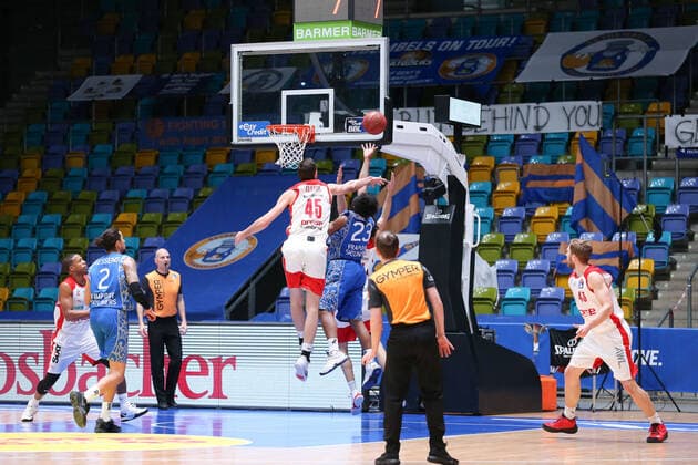 Kravish David, Brose Bamberg, 45 , Basketball Bundesliga,Fraport Skyliners Brose Bamberg,2021 02 09,GER, im Kravish David, Brose Bamberg, 45 , Robertson Quantez, Fraport Skyliners, 23 , ,Eibner Pressefoto Uli Scherbaum Fraport Skyliners Brose Bamberg Frankfurt Copyright: xEibner-Pressefoto UlrichxScherbaumx EP_usm