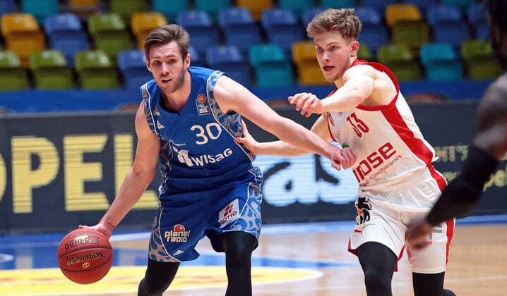 09 02 2021, xovx, basketball, BBL, Fraport Skyliners Frankfurt Brose Bamberg v l Jon Axel Gudmundsson Fraport Skyliners Frankfurt , Bennet Hundt Brose Bamberg emspor Frankfurt