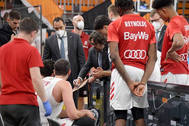09 02 2021, xemx, Basketball BBL, rathiopharm Ulm Bayern Muenchen emspor, v l Head Coach Andrea Trinchieri FC Bayern Basketball at timeout gives instructions, gestures with arms, gesticulate, gives instructions Ulm