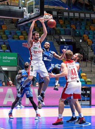09 02 2021, xovx, basketball, BBL, Fraport Skyliners Frankfurt Brose Bamberg v l Matt Mobley Fraport Skyliners Frankfurt , David Kravish Brose Bamberg , Rasheed Moore Fraport Skyliners Frankfurt , Christian Sengfelder Brose Bamberg , Marco Völler Fraport Skyliners Frankfurt emspor Frankfurt