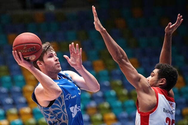 09 02 2021, xovx, basketball, BBL, Fraport Skyliners Frankfurt Brose Bamberg v l Jon Axel Gudmundsson Fraport Skyliners Frankfurt , Kenneth Ogbe Brose Bamberg emspor Frankfurt