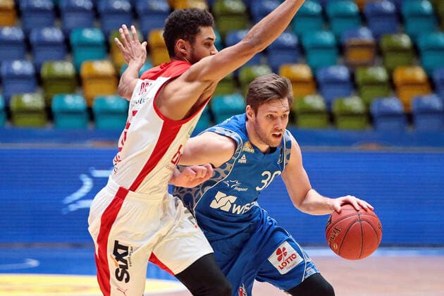 09 02 2021, xovx, basketball, BBL, Fraport Skyliners Frankfurt Brose Bamberg v l Kenneth Ogbe Brose Bamberg , Jon Axel Gudmundsson Fraport Skyliners Frankfurt emspor Frankfurt