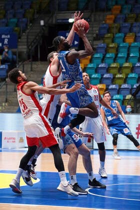 09 02 2021, xovx, basketball, BBL, Fraport Skyliners Frankfurt Brose Bamberg v l Kenneth Ogbe Brose Bamberg , David Kravish Brose Bamberg , Matt Mobley Fraport Skyliners Frankfurt , Marco Völler Fraport Skyliners Frankfurt , Devon Hall Brose Bamberg , Rasheed Moore Fraport Skyliners Frankfurt emspor Frankfurt