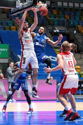 09 02 2021, xovx, basketball, BBL, Fraport Skyliners Frankfurt Brose Bamberg v l Matt Mobley Fraport Skyliners Frankfurt , David Kravish Brose Bamberg , Rasheed Moore Fraport Skyliners Frankfurt , Christian Sengfelder Brose Bamberg , Marco Völler Fraport Skyliners Frankfurt emspor Frankfurt