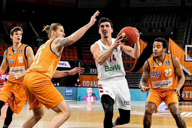 GER, BBL, ratiopharm ulm vs FC Bayern Munich Muenchen 09 02 2021, ratiopharm arena, Neu Ulm, GER, BBL, ratiopharm ulm vs FC Bayern Munich Muenchen, pictured Dylan Osetkowski Ulm, 21 , Nihad Djedovic Bayern, 14 , Troy Caupain Ulm, 23 nordphoto.GmbHx xHafner nph00200