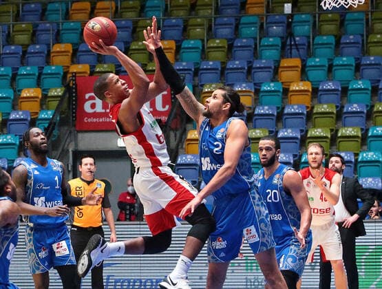 09 02 2021, xovx, basketball, BBL, Fraport Skyliners Frankfurt Brose Bamberg v l Matt Mobley Fraport Skyliners Frankfurt , Devon Hall Brose Bamberg , Michael Kessens Fraport Skyliners Frankfurt , Rasheed Moore Fraport Skyliners Frankfurt emspor Frankfurt
