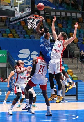 09 02 2021, xovx, basketball, BBL, Fraport Skyliners Frankfurt Brose Bamberg v l Devon Hall Brose Bamberg , Shevon Thompson Brose Bamberg , Kamari Murphy Fraport Skyliners Frankfurt , Joanic Grüttner Bacoul Brose Bamberg emspor Frankfurt