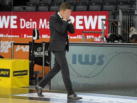 09 02 2021, xemx, basketball BBL, rathiopharm Ulm Bayern Muenchen emspor, v l head coach Jaka Lakovic ratiopharm Ulm pensive, gruebeln Ulm