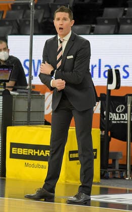 09 02 2021, xemx, Basketball BBL, rathiopharm Ulm Bayern Muenchen emspor, v l head coach Jaka Lakovic ratiopharm Ulm gives instructions, gestures with arms, gesticulate, gives instructions Ulm