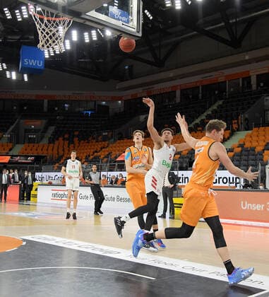 09 02 2021, xemx, Basketball BBL, rathiopharm Ulm Bayern Muenchen emspor, v l Wade Baldwin FC Bayern Basketball and Patrick Heckmann ratiopharm Ulm duel, duel, fight, tackle Ulm