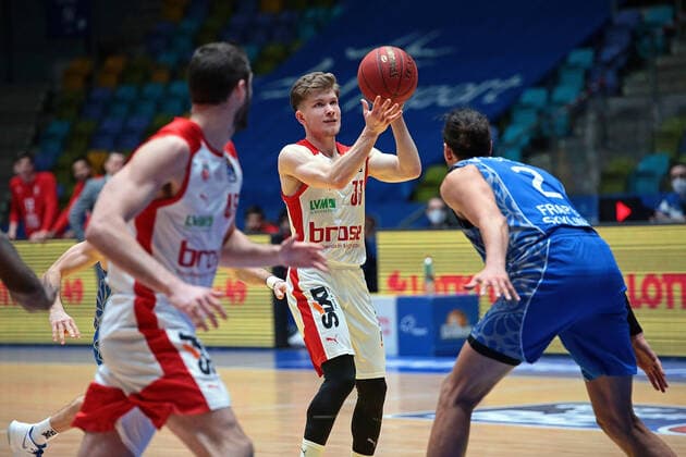 09 02 2021, xovx, basketball, BBL, Fraport Skyliners Frankfurt Brose Bamberg v l David Kravish Brose Bamberg , Bennet Hundt Brose Bamberg , Michael Kessens Fraport Skyliners Frankfurt emspor Frankfurt