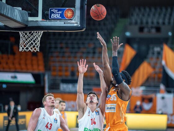 Nihad Djedovic FC Bayern, 14 , Aric Holman Ratiopharm Ulm 35 , ratiopharm Ulm vs FC Bayern Basketball, Basketball, Bundesliga, easycredit, 17 Spieltag, Saison 2020 2021, 09 02 2021, ratiopharm Ulm vs FC Bayern Basketball, Basketball, Bundesliga, easycredit, 17 Spieltag, Saison 2020 2021, 09 02 2021 Neu Ulm Copyright: xEIBNER SaschaxWaltherx EP_EER