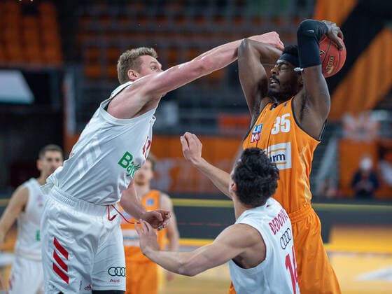 Nihad Djedovic FC Bayern, 14 , Aric Holman Ratiopharm Ulm 35 , Leon Radosevic FC Bayern, 43 , ratiopharm Ulm vs FC Bayern Basketball, Basketball, Bundesliga, easycredit, 17 Matchday, Season 2020 2021, 09 02 2021, ratiopharm Ulm vs FC Bayern Basketball, Basketball, Bundesliga, easycredit, 17 Matchday, Season 2020 2021, 09 02 2021 New Ulm. Copyright: xEIBNER SaschaxWaltherx EP_EER
