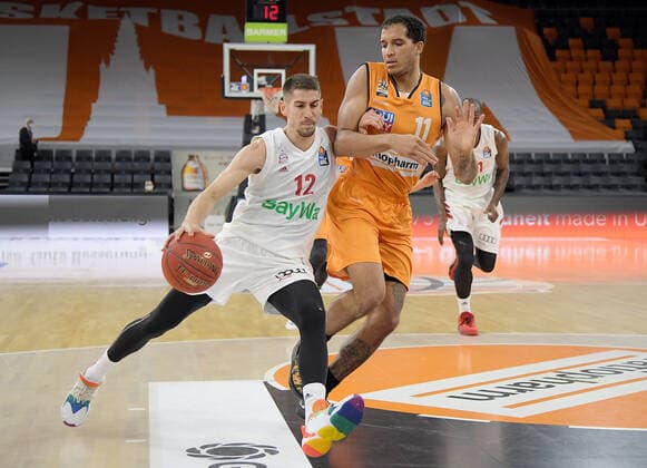 09 02 2021, xemx, Basketball BBL, rathiopharm Ulm Bayern Muenchen emspor, v l Diego Flaccadori FC Bayern Basketball and Isaiah Wilkins ratiopharm Ulm duel, duel, fight, tackle Ulm