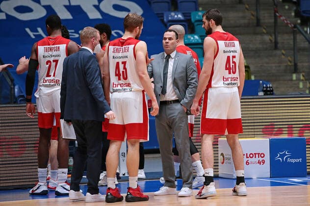 09 02 2021, xovx, basketball, BBL, Fraport Skyliners Frankfurt Brose Bamberg v l Head Coach Johan Roijakkers Brose Bamberg with instructions to his team emspor Frankfurt.