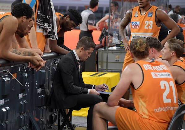 09 02 2021, xemx, Basketball BBL, rathiopharm Ulm Bayern Muenchen emspor, v l head coach Jaka Lakovic ratiopharm Ulm timeout gives instructions, gestures with arms, gesticulate, gives instructions Ulm