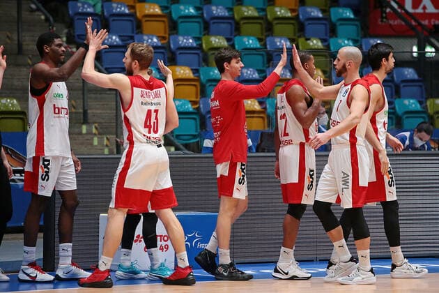 09 02 2021, xovx, basketball, BBL, Fraport Skyliners Frankfurt Brose Bamberg players celebrate 86 76 win in Frankfurt emspor Frankfurt